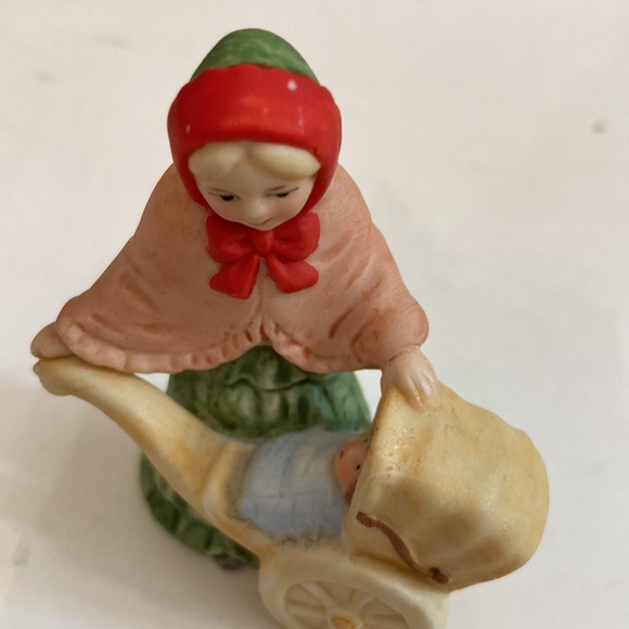 Vintage 1986 Lefton Colonial village ceramic figure Mrs Eberhard and baby - Picture 5 of 10